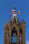 600638 Gezicht op het bovenste deel van de lantaarn van de Domtoren te Utrecht met de windvaan met de voorstelling van ...